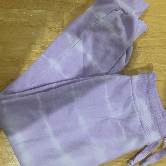 TRENDING** tie dye lavender jogger set. - Picture 2 of 5
